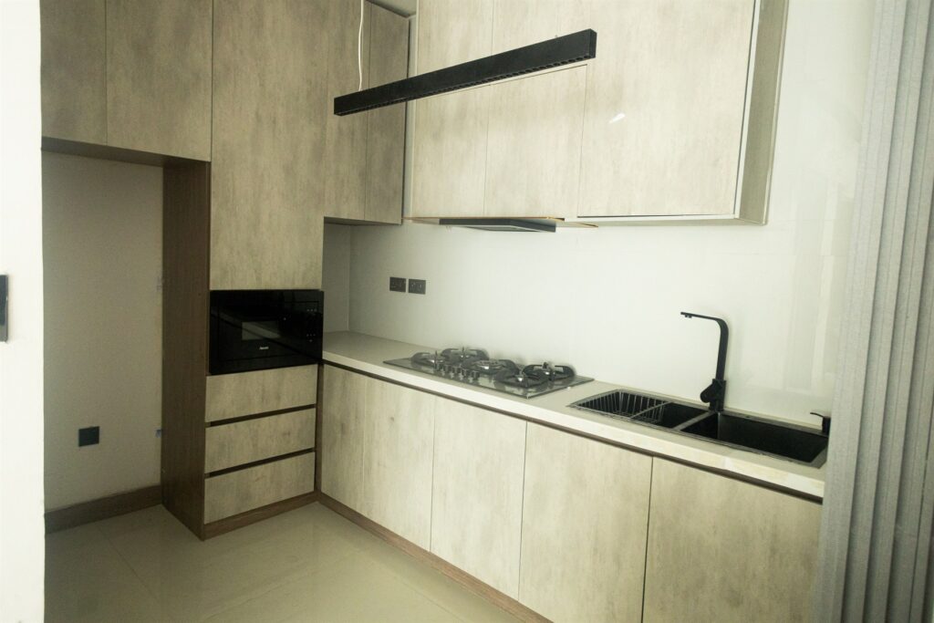 Brum Height 6: Fitted kitchen with a dark sink and gas hob
